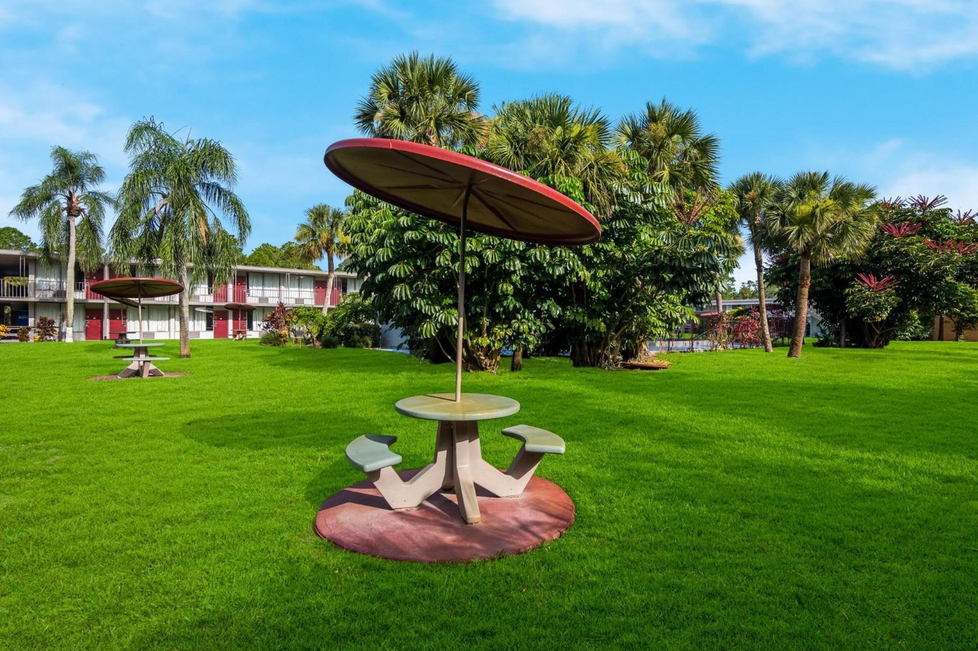 Hometowne Studios By Red Roof Vero Beach - I-95 Exterior photo