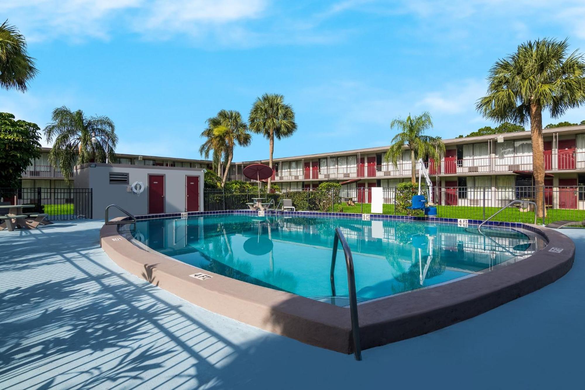 Hometowne Studios By Red Roof Vero Beach - I-95 Exterior photo