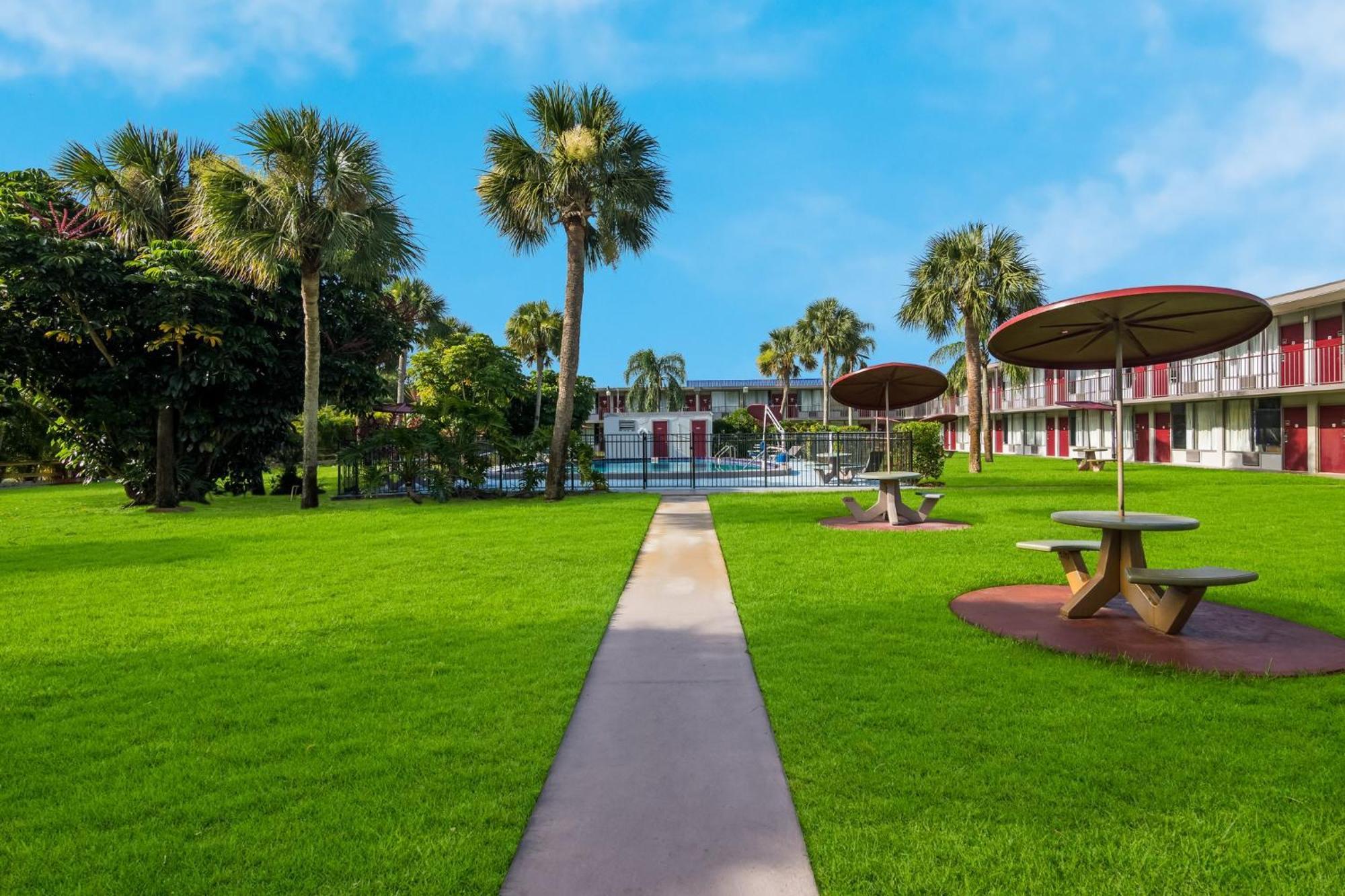 Hometowne Studios By Red Roof Vero Beach - I-95 Exterior photo